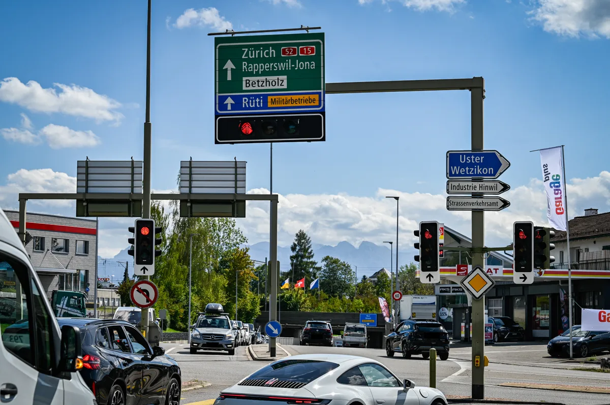 Von hier fährt man aktuell auf die Winterthurerstrasse, die zum Betzholzkreisel führt. Ab dem 7. September muss abends auf eine Umleitung ausgewichen werden. Zu sehen sind das Autobahnschild Richtung Betzholz sowie die Abzweigung ins Hinwiler Industriegebiet.